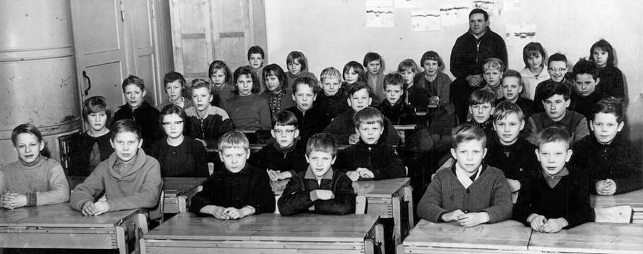 Kolkun koulun luokkakuva 1962-1963, opettaja Vilho Koivisto