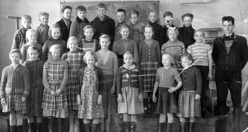 Kolkun koulun luokkakuva 1957-1958, opettaja Seppo Immonen