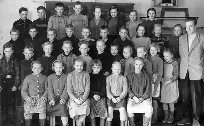 Kolkun koulun luokkakuva 1958-1959, opettaja Tapani Lindelöf