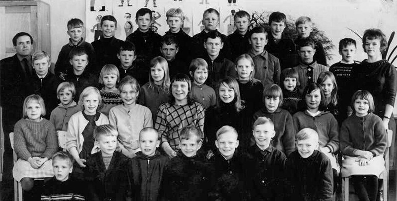 Kolkun koulun luokkakuva 1964-1965, opettajat Vilho ja Vieno Koivisto