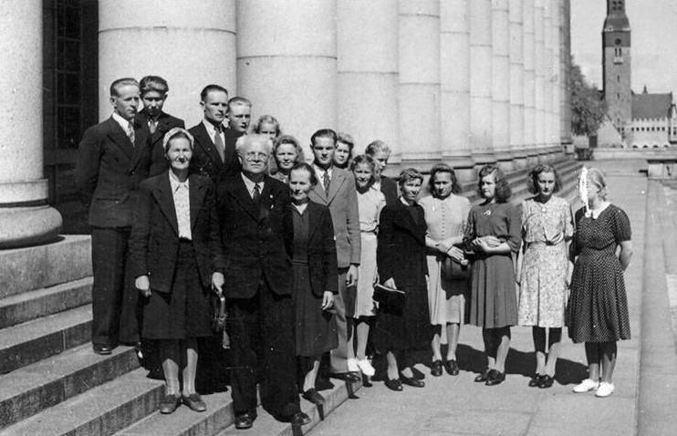 Kolkkulaiset retkellä Helsingissä 1948, kuva Eduskuntatalon portailta