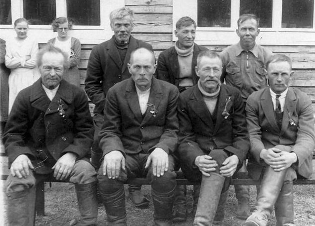 Isäntiä ryhmäkuvassa