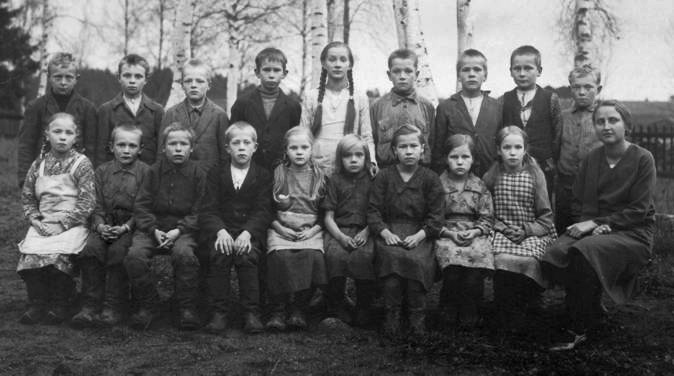 Kolkun koulun luokkakuva 1930-luvun alusta, opettaja Tyyne Jääskeläinen