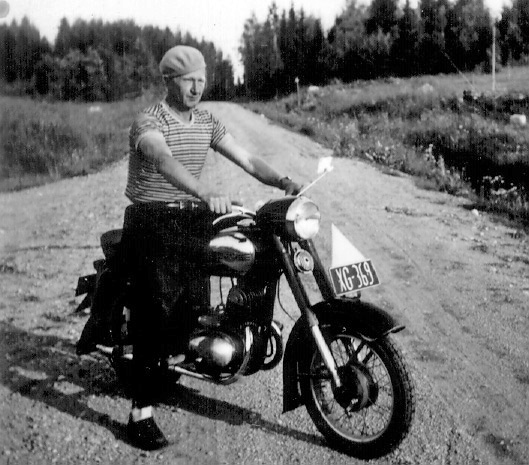 Eino Jääskeläinen ja moottoripyörä