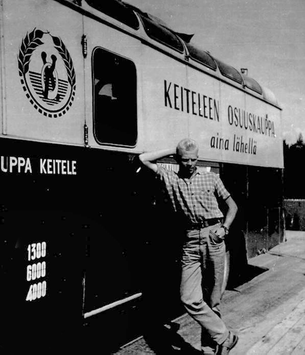 Keiteleen osuuskaupan myymäläauto, kuvassa Seppo Huikari