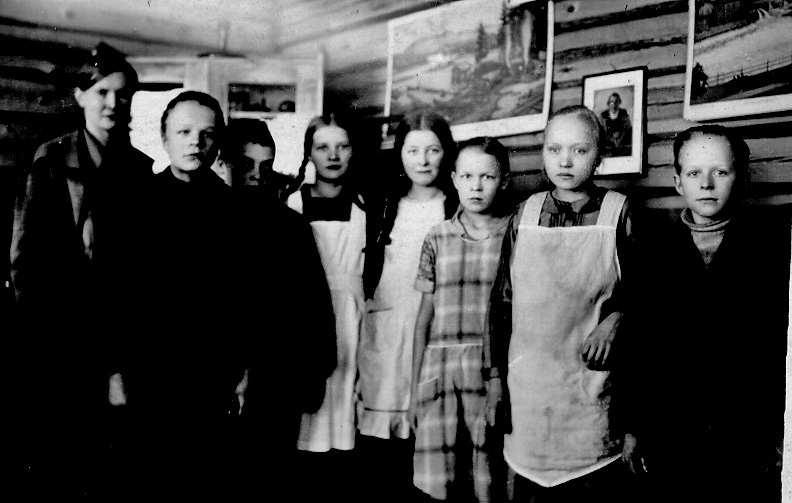 Opettaja Aili Lehtimäki ja jatkokoululaiset 1928