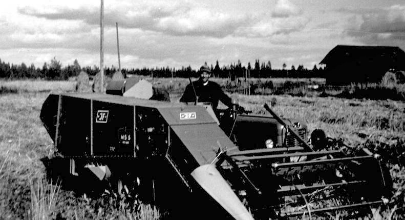 Leikkuupuintia hinattavalla kalustolla, kuvassa Arvi Paananen