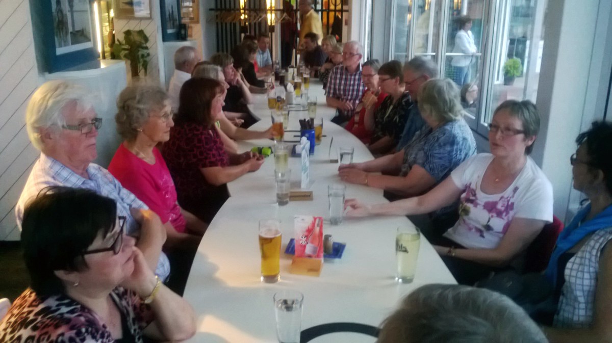 Kolkkulaiset Virossa Pärnussa Jahtklubilla syömässä