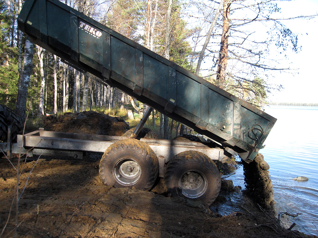 Materiaalin kippausta Kolkkujoen tammella