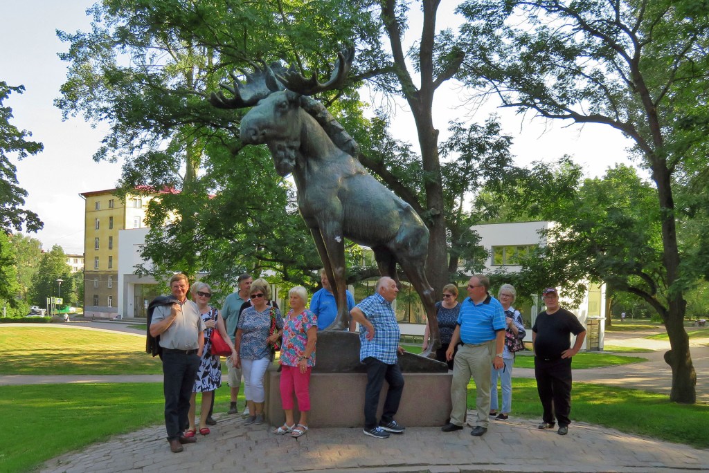 Retkeläiset Jussi Mäntysen Hirvi-veistoksen juurella
