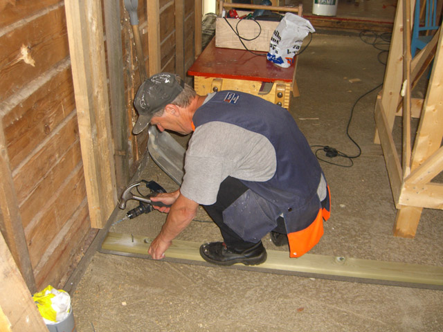 128Keittiön lattian koolausta1