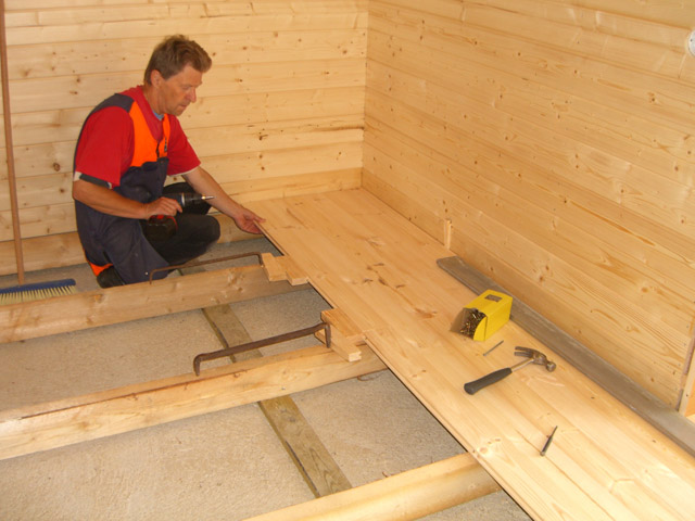 137Lattialankkujen lyönti1