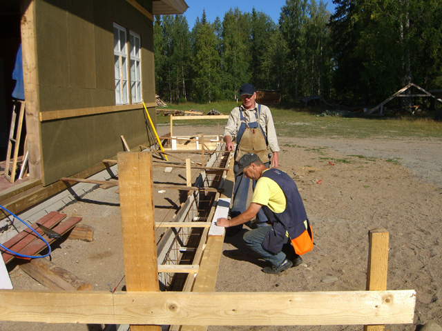 81Ulkoterassin perustusten muotitus