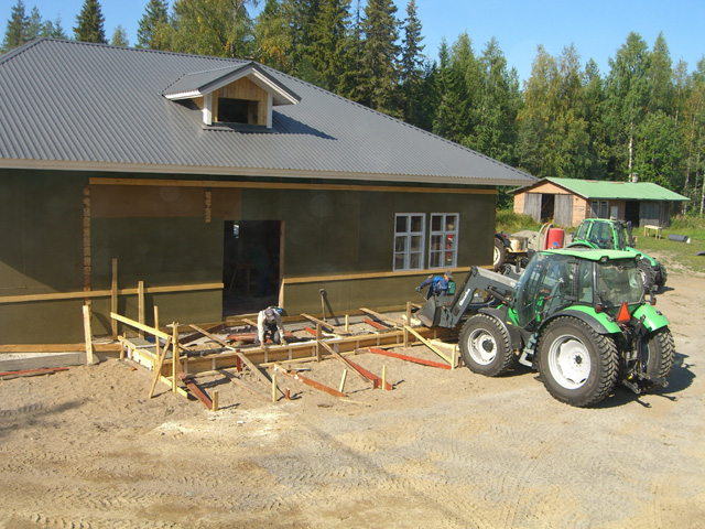 83Ulkoterassin sokkelin valu2