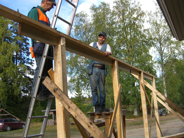 87Ulkoterassin rungon pystytystä