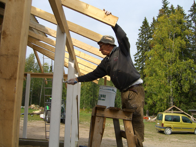 93Ulkoterassin pylväiden maalaus