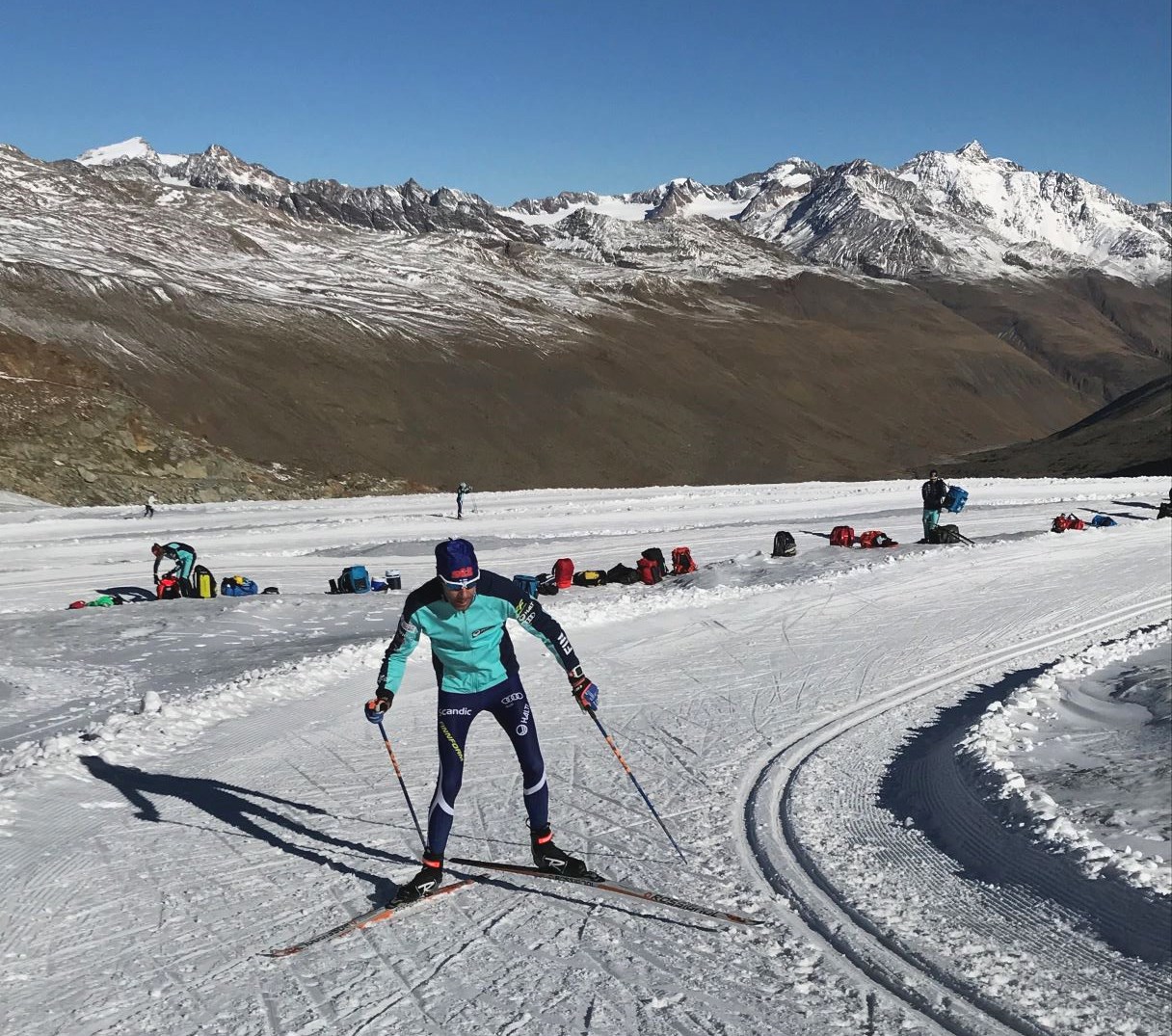 Valmentaja hiihtolenkillä