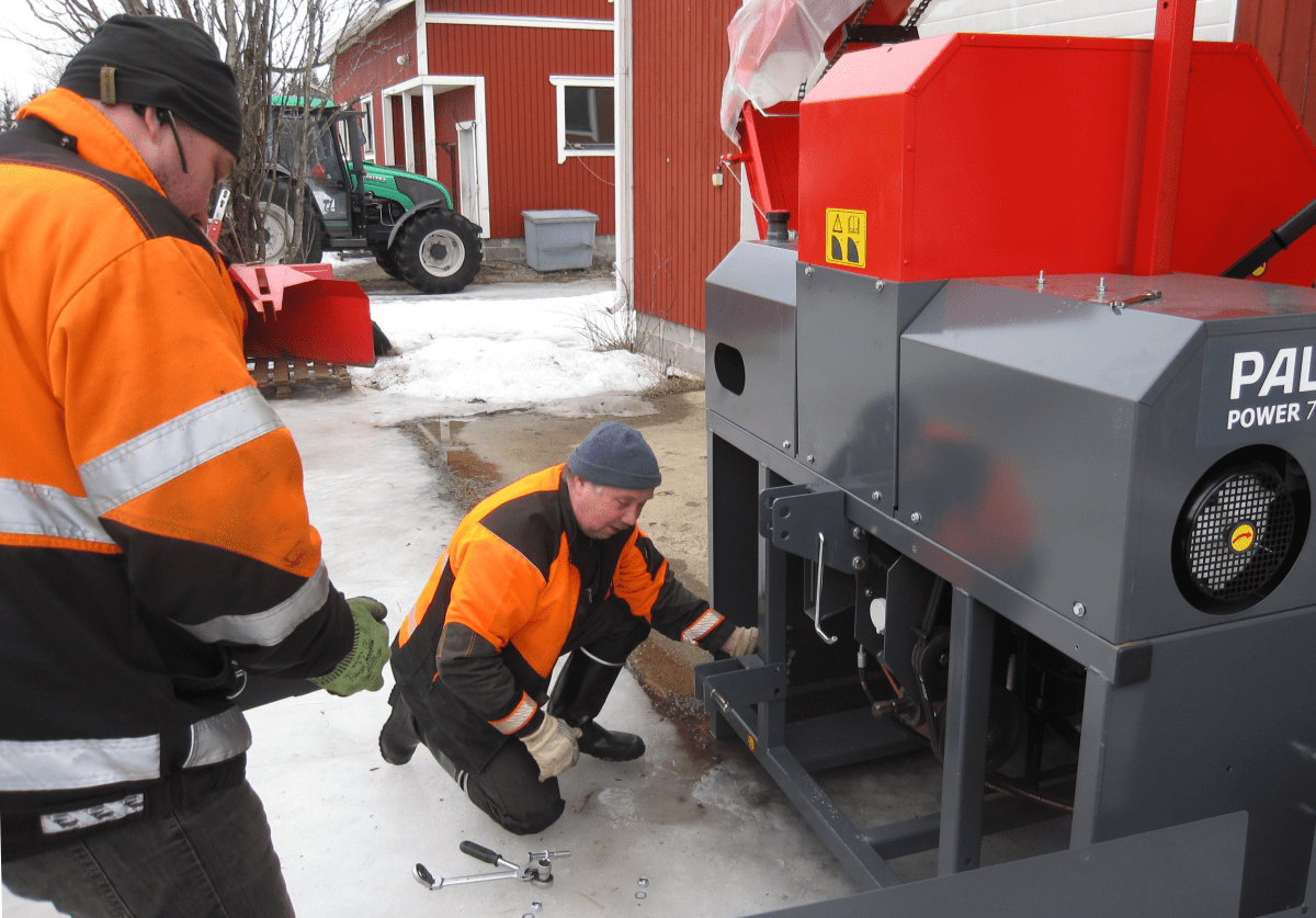 Jorma ja Jari huoltavat klapikonetta